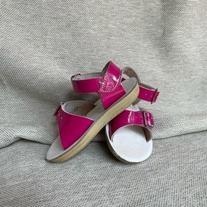 Sassy hot pink leather Sun-San Sandals. Size 5.